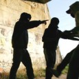 Tragico il gioco con la violenza: da futilità ad assassini La morte violenta di un essere umano deve richiamare le coscienze sui doveri e non suscitare interesse di chi cerca distrazioni.In fondo il delinquente, il prepotente, il violento, il cattivo piace, come dimostrano cinematografia e letteratura e come conferma anche certa realtà, che evidenzia personalità con un passato e che però chiede eserciti, senza neanche pensare che non serve tanto e solo l’intervento militare quanto e soprattutto una attenta operazione culturale che, con insegnamenti teorici ed esempi concreti, indirizzi e tenga sul giusto sentiero l’umanità.