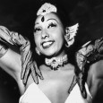 Chi Siamo, ci siamo? La maschera degli anni ’20 Tutto rispetto per le donne, ma qualcuno ci crede ai fiori nati a bordo di strada??? Ogni fiore è stato scelto dal proprio padrone, lui decide il vaso, il colore...