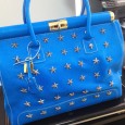ASS MADE BAG, UN MUST PER L’ESTATE Colori fluo, borchie, teschi, stelline, pellami di alta qualità, modello cult e made in Italy: l'accessorio irrinunciabile del 2012