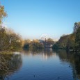 Impossibile non visitare il parco più bello della capitale inglese con i suoi fiori variopinti, gli alberi secolari e sentieri che costeggiano il laghetto e arrivano proprio davanti alla residenza reale, utilizzata per prima dalla Regina Vittoria