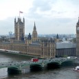 Dopo una romantica passeggiata lungo l'Embankment è possibile salire sulla ruota panoramica per gustare la città dall'alto e visitare il famosissimo Big Ben