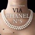 CHANEL N° 5, IL PROFUMO DELL’AMORE Nel nuovo romanzo di Daniela Farnese, una ragazza che non ha mai smesso di sognare e che cerca di assomigliare a Coco Chanel, una delle più grandi icone dello stile, indipendente, bella, desiderata ed elegante