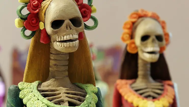 MESSICO: I CIMITERI ADDOBBATI A FESTA CON BANCHETTI E BALLI