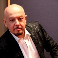 TRIANON: UNA GIORNATA CON ENRICO RUGGERI Il cantautore milanese presenterà a Napoli il suo nuovo romanzo e terrà il concerto Nebbia e sole… Ruggeri incontra Napoli. Sabato appuntamento con Peppe Servillo e i Solis string quartet