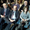 BERSANI: «PARLARE E CONVINCERE GLI INDECISI» Ad Avellino il leader del Partito Democratico lancia la sfida a Berlusconi: «A destra tanti scontenti, dobbiamo portarli dalla nostra parte. Uscire dalla crisi è possibile investendo sui giovani e riformando il mercato del lavoro»