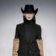 Al  via la settimana della moda francese. Si comincia con i brand più ricercati aspettando le passerelle-spettacolo di Dior, Jean Paul Gaultier e Chanel. Chiusura a tutto lusso con Louis Vuitton, Moncler Gamme Rouge, Miu Miu,  Elie Saab