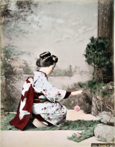 Tamamura Kozaburo, Geisha che gioca con una palla legata a un filo, 1900 ca. © 2013 Città di Lugano - Museo delle Culture - Collezione «Ada Ceschin Pilone» - Fagioli