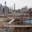 Lo Squibb Bridge di New York: nuova attrattiva per la Grande Mela Inaugurato a Brooklyn, il ponte pedonale, dalla caratteristica forma a “W”, ha attirato da subito molti curiosi, anche perché presenta la peculiarità di essere flessibile e di rimbalzare leggermente al passaggio di qualcuno...