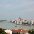 Viaggio tra i “pub di rovine” di Budapest Da qualche anno movimentano la vita notturna di Budapest. Si tratta dei "pub di rovine", locali sorti all'interno di vecchi palazzi decadenti lasciati in eredità del regime comunista. Trovarli non è sempre facile: spesso si nascondono dietro insospettabili portoni...