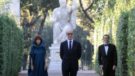 Cannes: applausi per “La grande bellezza” di Sorrentino Nonostante qualche parere discordante, sembra che l'unica pellicola italiana in concorso abbia convinto buona parte dei giornalisti presenti. Lungo l'applauso alla fine della proiezione...