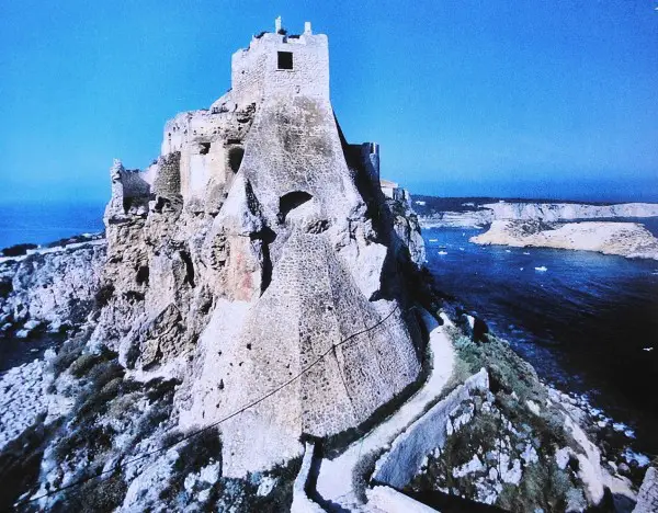 Il quattrocentesco  Torrione del Cavaliere nell’Isola di San Nicola 
