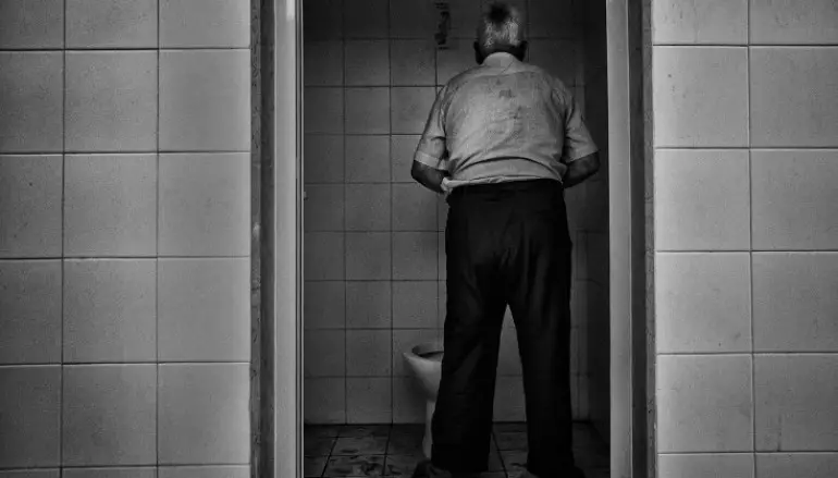 Cacate. La mostra nei bagni pubblici