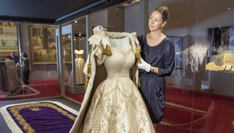 Gli abiti della Regina Elisabetta, in mostra a Buckingham Palace