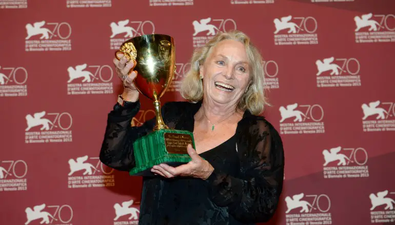 Intervista a Elena Cotta, l’attrice dagli occhi di ghiaccio