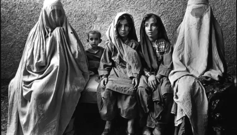 Le donne e la guerra. Trent’anni di scatti firmati Marissa Roth