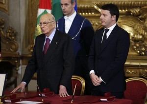 Giorgio Napolitano con matteo Renzo durante il giuramento - Foto del Quirinale