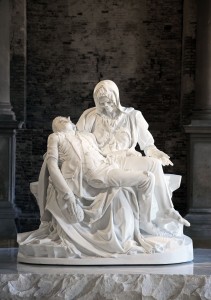  Jan Fabre, Merciful Dream (Pietà V), 2011, marmo di carrara, 190 x 195 x 110 cm, foto Pat Verbruggen, Collezione privata, Copyright Angelos bvba