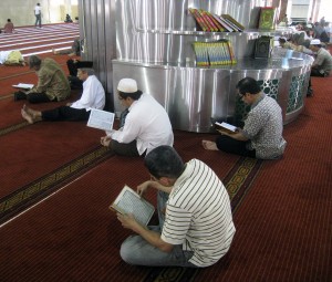 Indonesiani in preghiera ©Gunawan Kartapranata