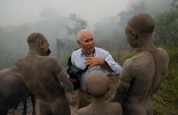 Steve McCurry che parla con un uomo della tribù Surma, Omo Valley, Ethiopia, 2012 ©Steve McCurry
