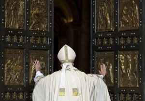 Papa Francesco apre la Porta Santa