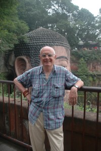 Mario Biondi al Buddha gigante di Leshan, Sichuan, Cina, luglio 2006 