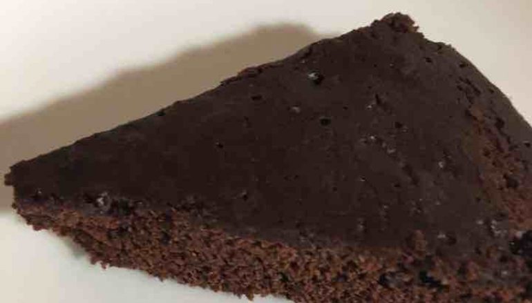 Torta al cacao senza lievito, latte, burro e uova. Completamente vegana