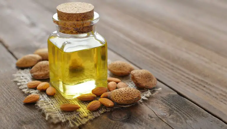 Olio di mandorle dolci: proprietà e usi di uno tra gli oli vegetali più versatile