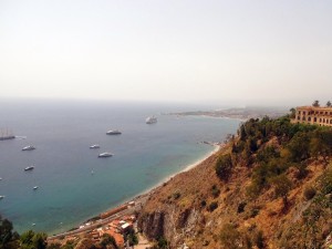 Sul fondo Giardini Naxos 