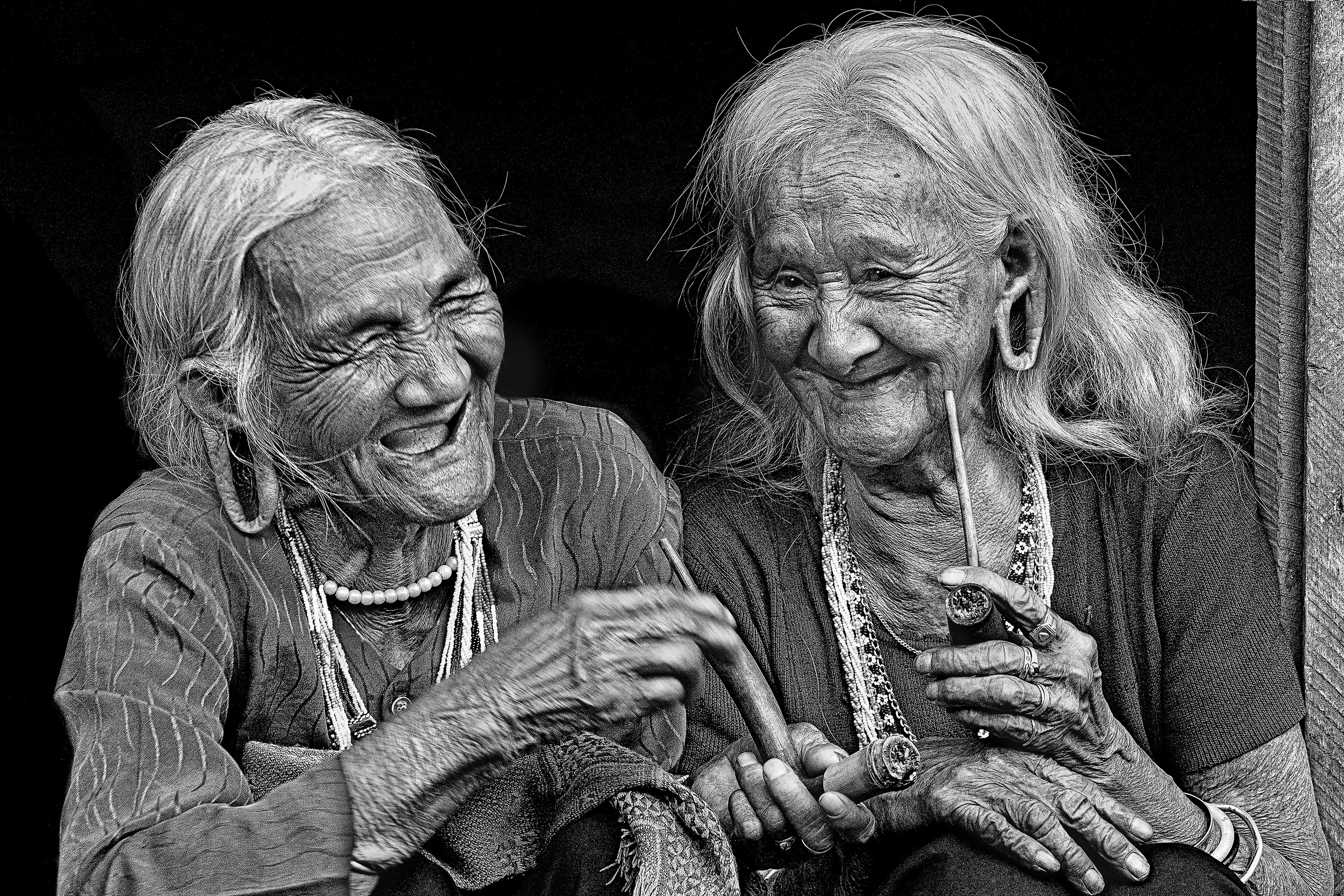 Бабка в старости. Бабушка смеется. Старые подруги. Веселая старость. Старушка смеется.