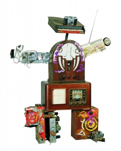 Nam June Paik, Luciano Pavarotti 1995 Radio, monitor e oggetti vari collezione privata