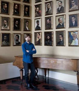 Valerio Rocco Orlando, Autoritratto nel Salone dei Ritratti alla Real Academia de España en Roma, 2012. Photo Sebastiano Luciano