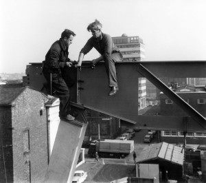 Denys Lasdun & Partners, University of Liverpool Sports Centre, operai al lavoro su una trave, 1960. Lasdun Archive, RIBA Library Photographs Collection, London