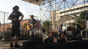 Niccolò Fabi durante il soundcheck all'Arenile di Bagnoli.