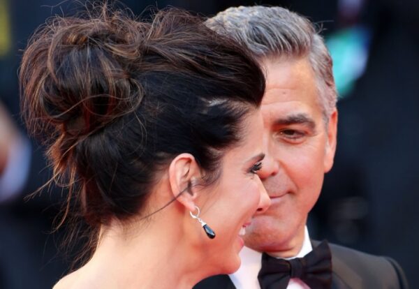 Chignon morbido per l'hair styling di Sandra Bullock