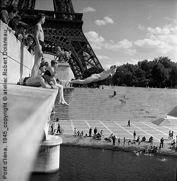 Le plongeur du Pont d'Iena, Paris, 1945, © Atelier Robert Doisneau
