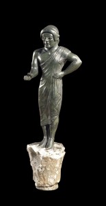 L’offerente: figura di giovane che indossa un tipico mantello etrusco 500-480 AC circa (da Pizzidimonte, Prato) piombo e bronzo, h 17,8 cm Londra, British Museum
