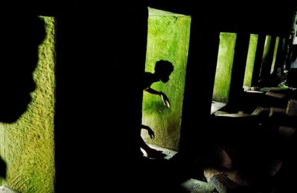 Giochi di ombre, Preah Khan, Angkor, Cambodia, 1999 ©Steve McCurry