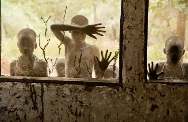 Bambini della tribù Kara che guardano attraverso le finestre, Omo Valley, Ethiopia, 2013 ©Steve McCurry