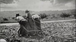 Donne e mamme italiane che lavoravano nei campi durante la Grande Guerra ©altritaliani.net