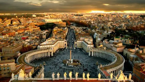 La Basilica di San Pietro vista dall'alto web