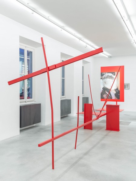 Henrik Olesen 2, 2016 legno, metallo, pittura e stampe - Foto Delfino Sisto Legnani Studio Courtesy Fondazione Prada