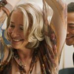 Nella foto Emma Thompson e Daryl McCormack nel film Il piacere è tutto mio