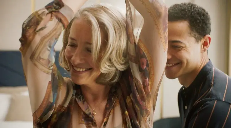 Nella foto Emma Thompson e Daryl McCormack nel film Il piacere è tutto mio
