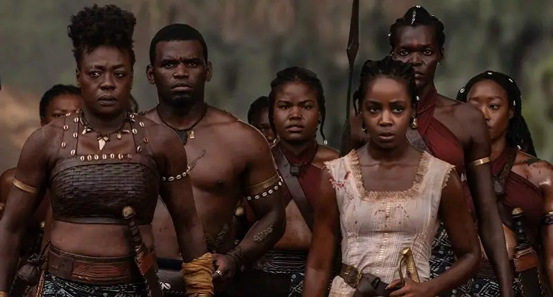 Nella foto una scena di The Woman King. Recensione